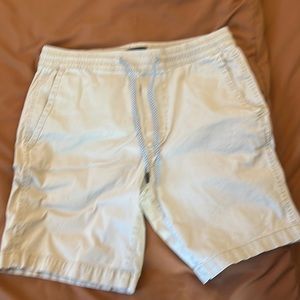 Aeropostale cream cargo shorts